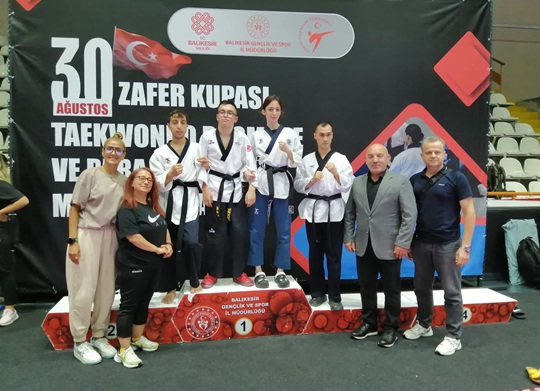 TAEKWONDO’NUN YILDIZLARI TATAMİNE ŞOV YAPTI