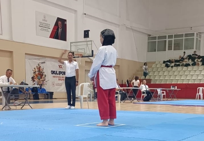 TAEKWONDO POOMSEA ŞAMPİYONASI GÖZ KAMAŞTIRDI